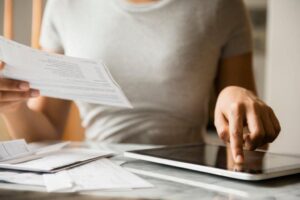 Consecuencias legales al enviar mensajes ocultos en WhatsApp